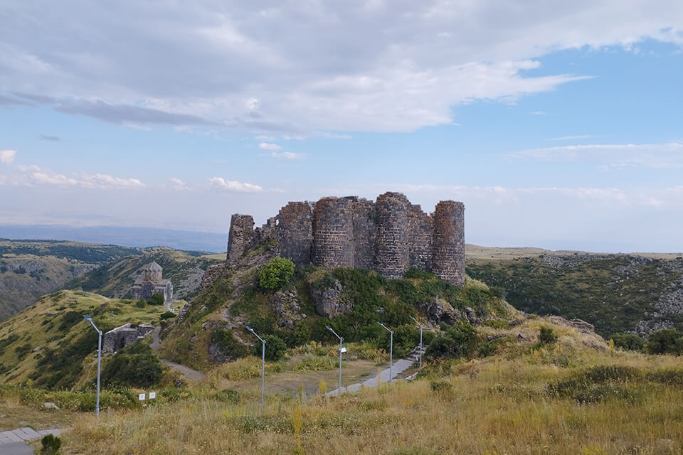 Крепость Амберд в Армении: путешествие в прошлое и культурное наследие
