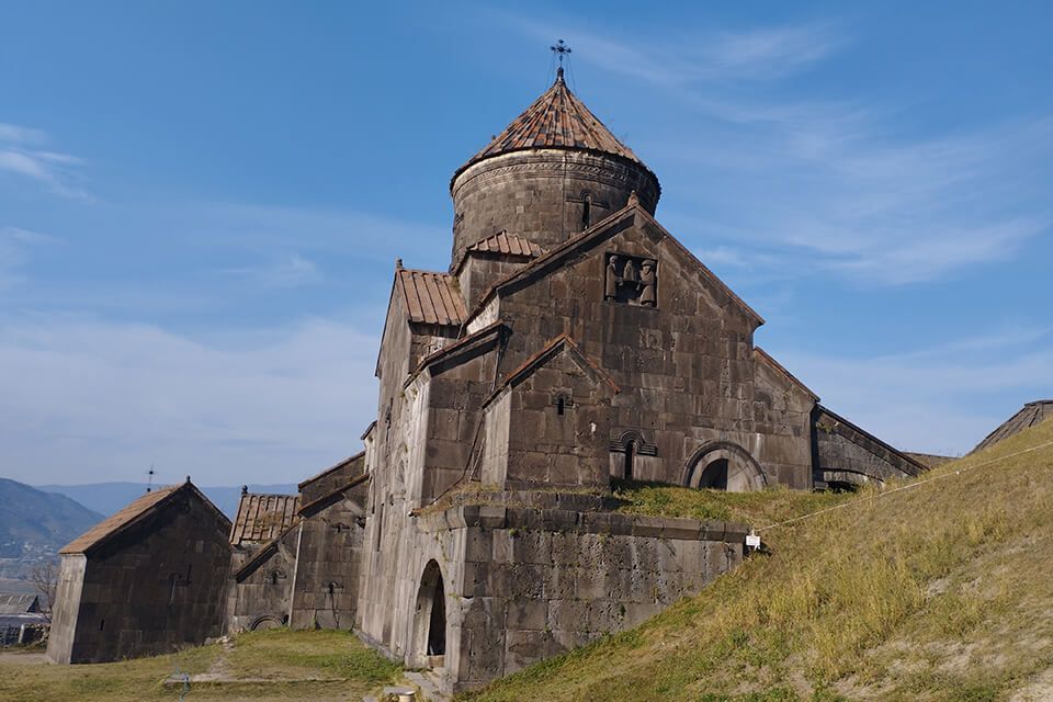 Погрузитесь в богатую историю и культуру Армении с экскурсией в монастыри Ахпат и Санахин
