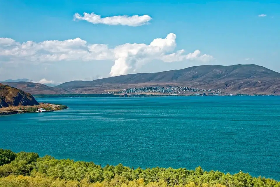 Озеро Севан: география, история и значимость для Армении