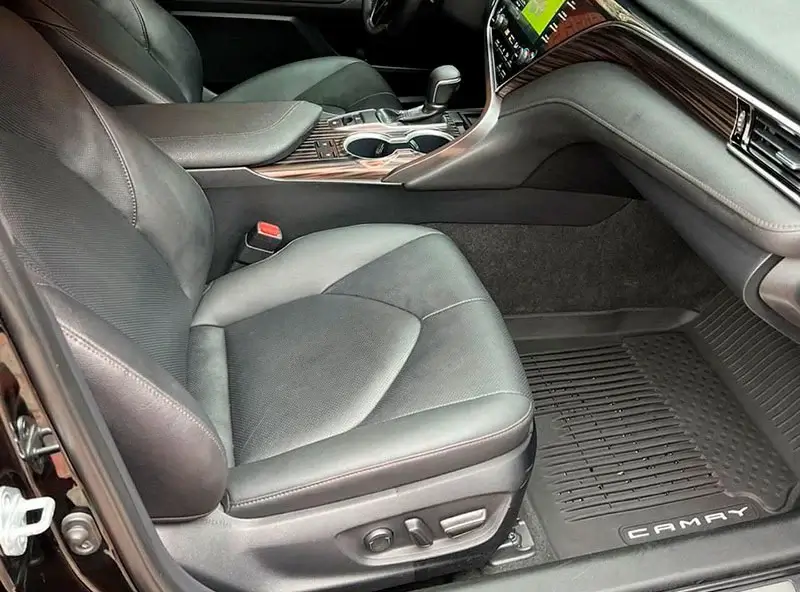 Toyota Camry — переднее сиденье