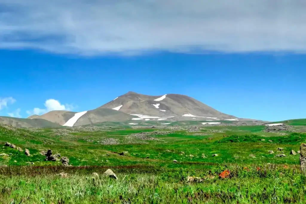 Гора Аждахак — Гегамский хребет