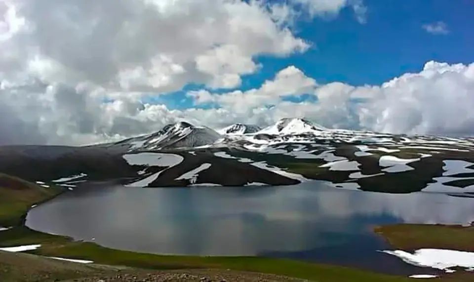 Озеро Акна, Гехамские горы
