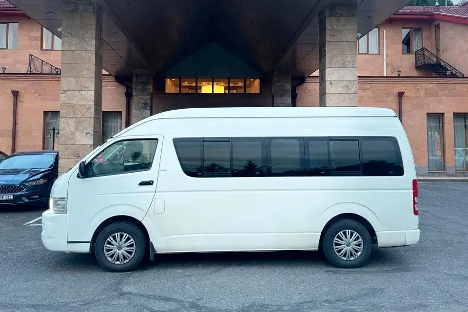 Toyota Hiace (14 мест) — микроавтобус для экскурсий