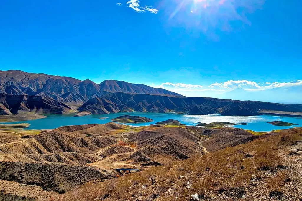Азатское водохранилище в Армении, панорамный вид на бирюзовую воду и горы