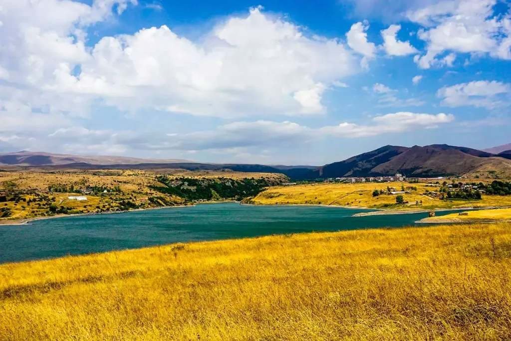 Панорама Кечутского водохранилища и гор возле Джермука в Армении