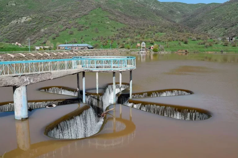 Водосброс Маргаритка на Кечутском водохранилище возле Джермука