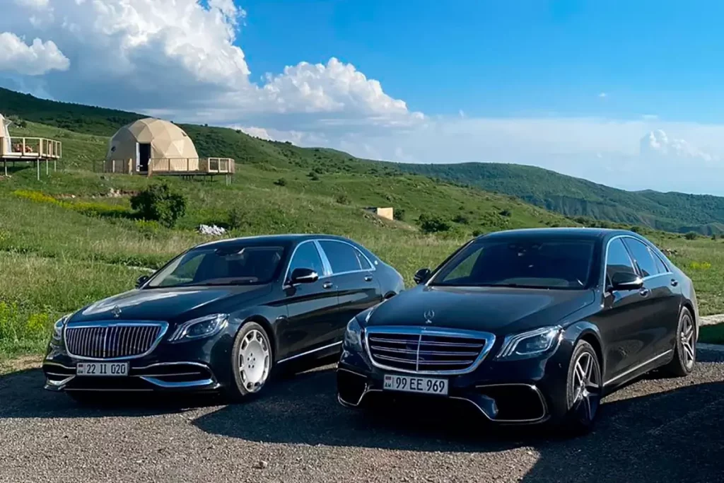 Mercedes-Maybach и Mercedes S-Class W222 — на фоне гор