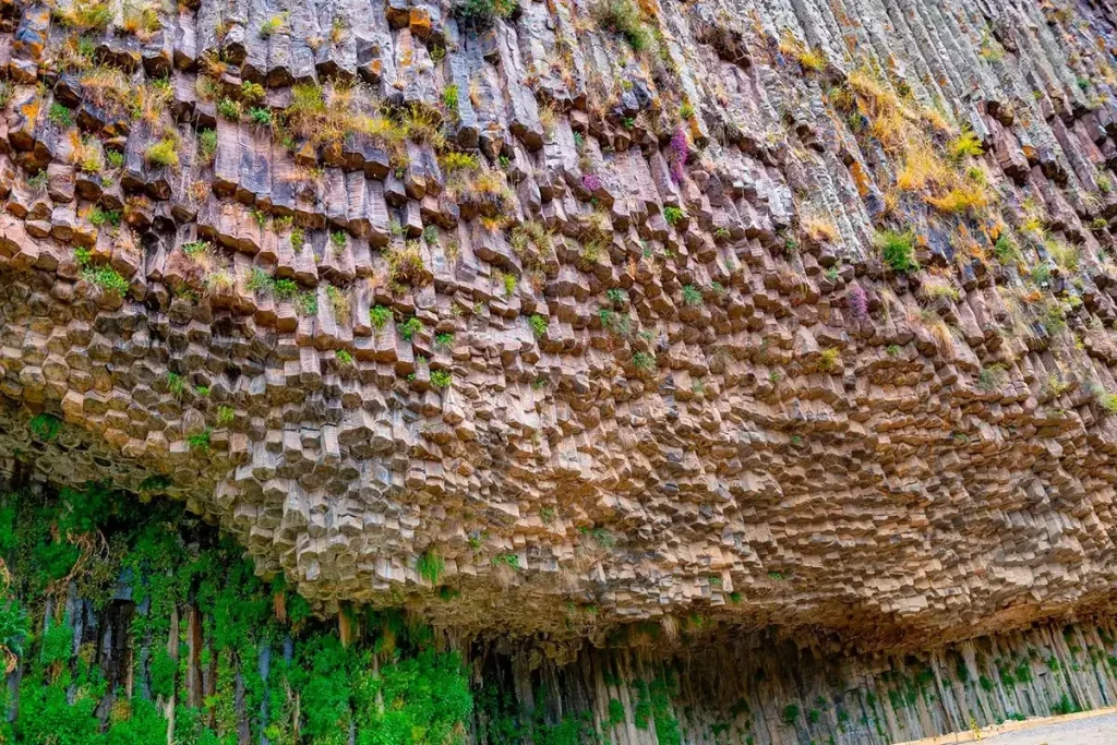 Базальтовые колонны Симфонии камней — шестигранное сечение крупным планом