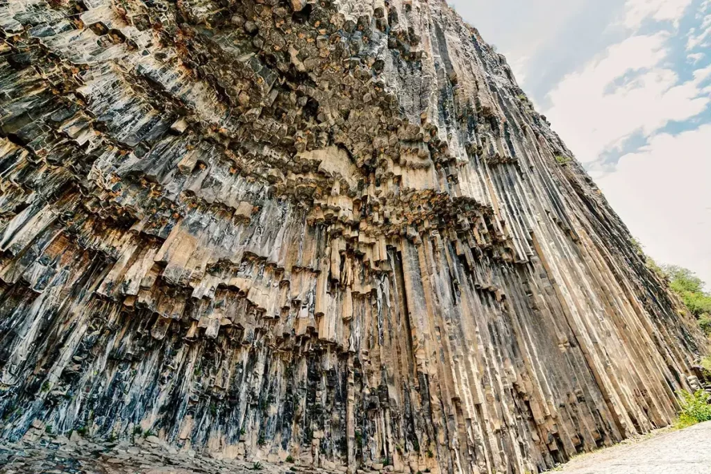 Базальтовые колонны Симфонии камней — вид снизу вверх