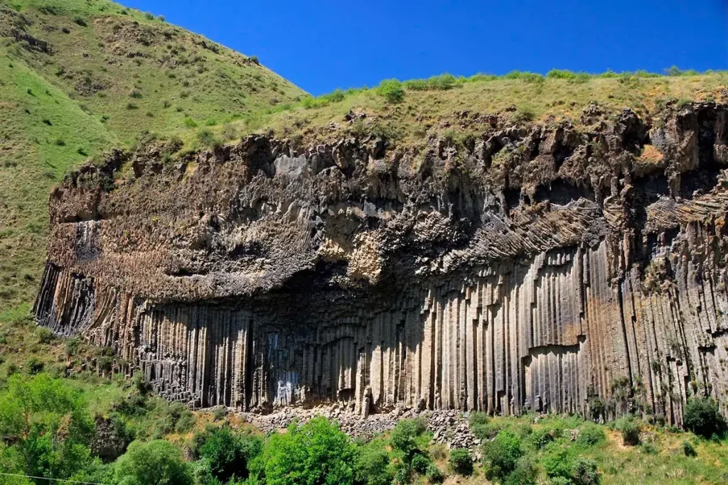«Нависающие» базальтовые колонны Симфонии камней над рекой Азат