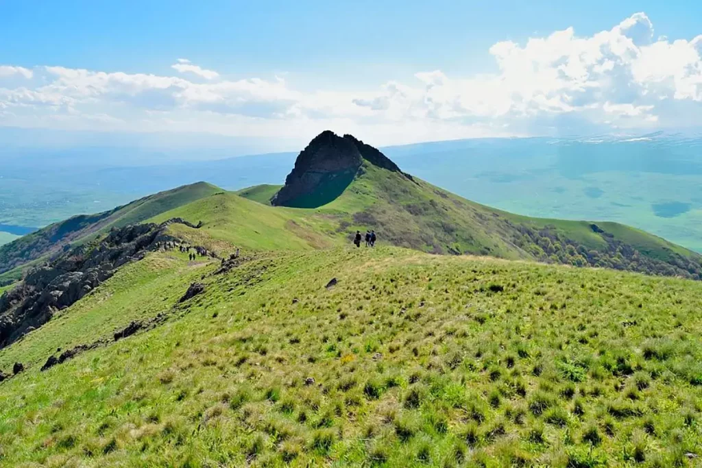 Панорамный вид с вершины горы Ара