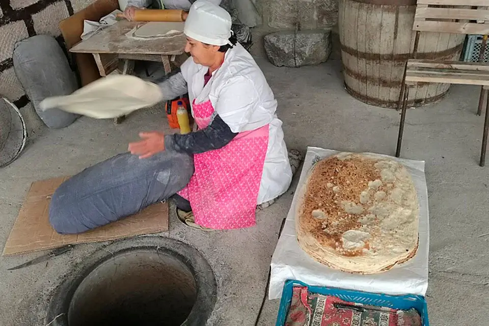 Выпечка лаваша в тонире — традиционный армянский хлеб