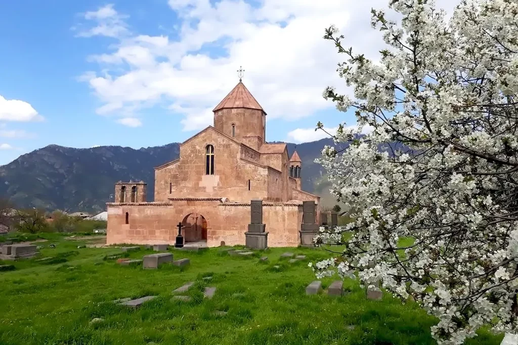 Главный фасад Одзунской купольной базилики с резным изображением Христа