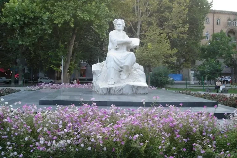 Сквер Сарьяна в Ереване