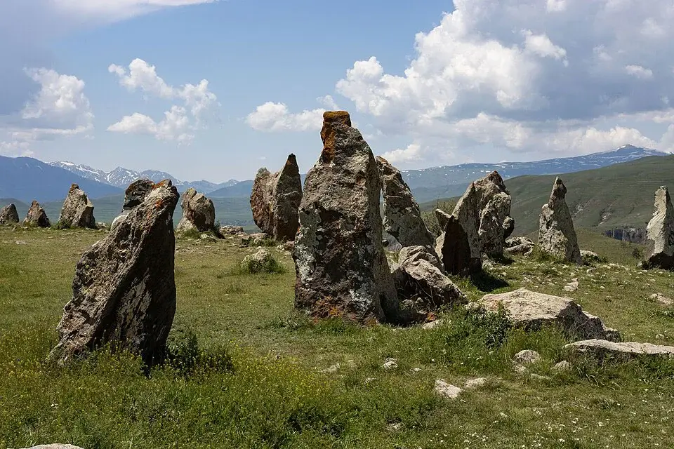 Мегалиты Зорац Карер на плато в Сюникской области
