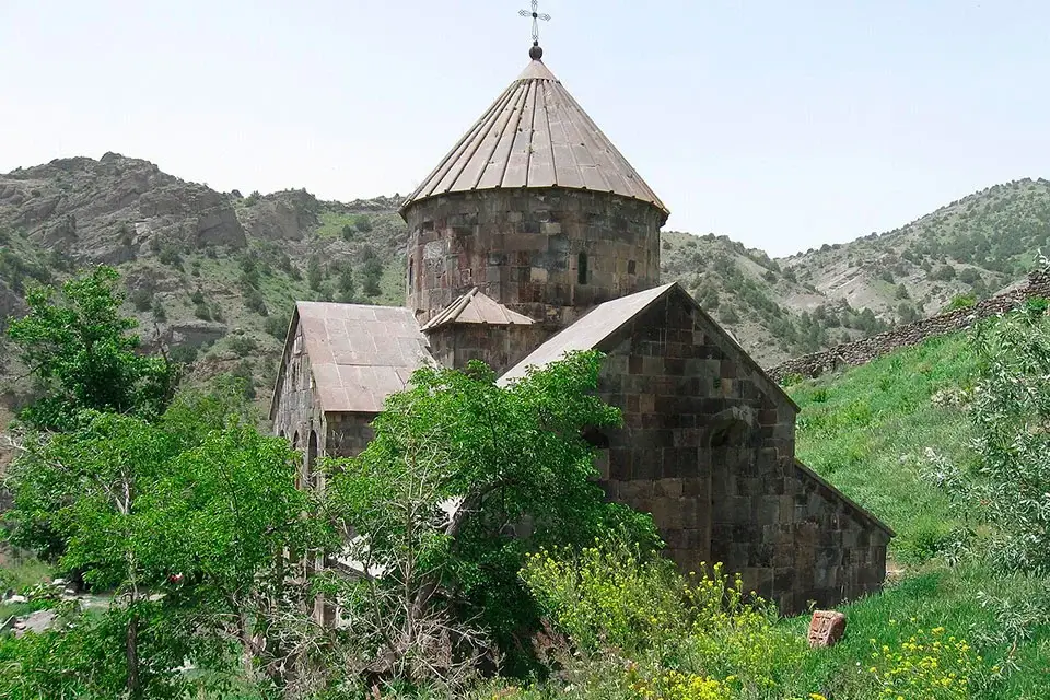 Гндеванк среди гор в ущелье Арпы