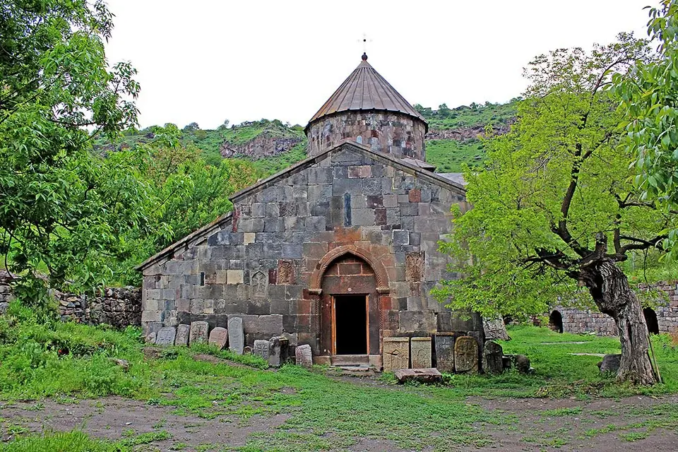 Церковь и каменные хачкары монастыря Гндеванк