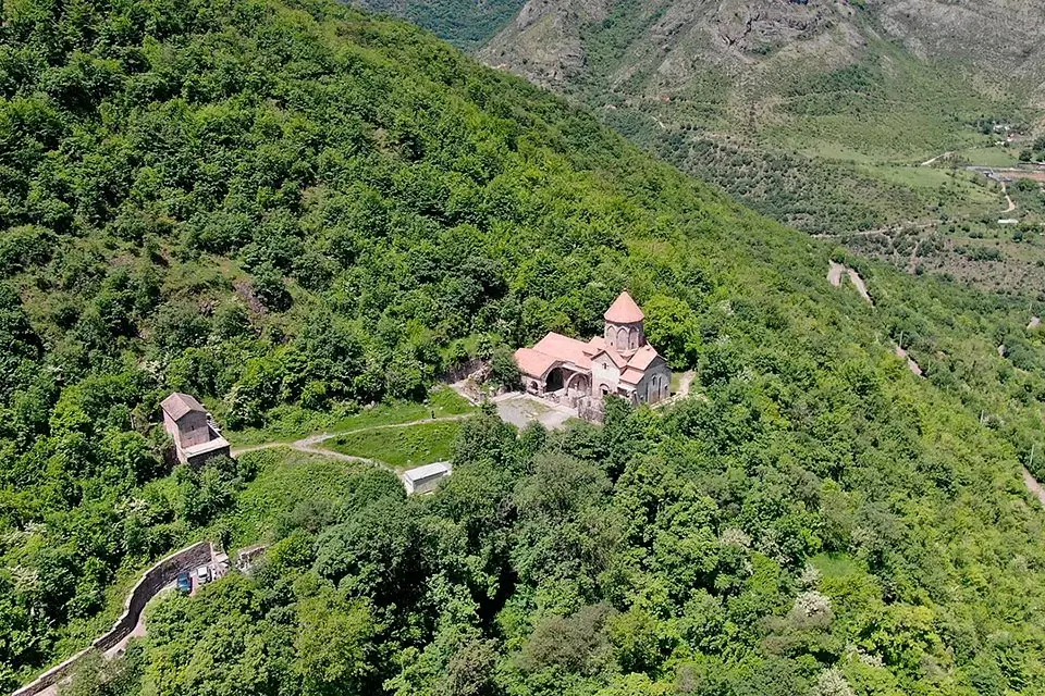 Ваанаванк на горном склоне возле Капана