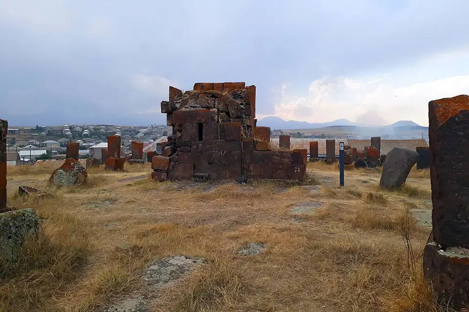 Старинные каменные памятники на кладбище Норадуз